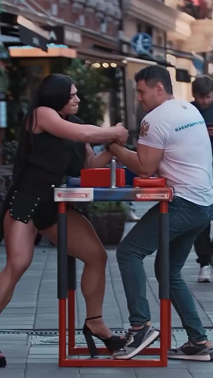 Мужа искала
