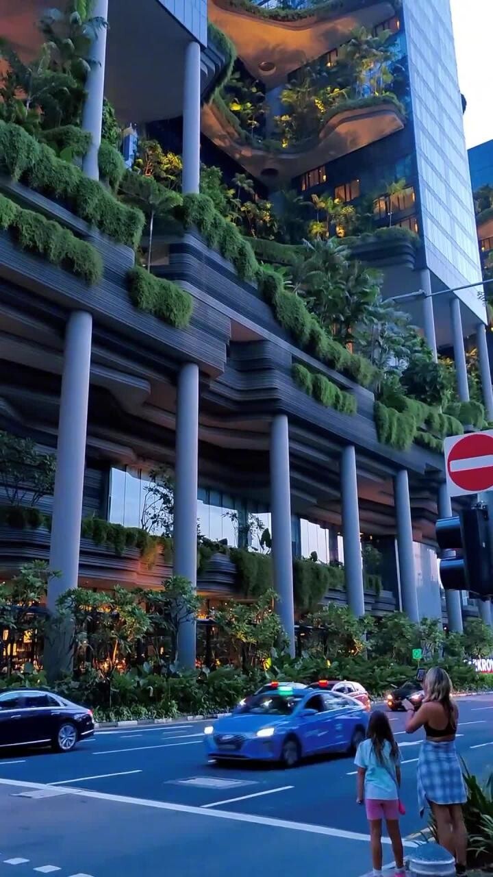 Отель-сад Parkroyal on Pickering в Сингапуре - оазис цветущей зелени в центре...
