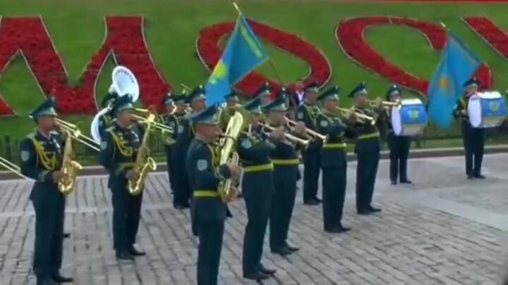 Оркестр Президентского полка «Айбын» Службы госохраны Казахстана исполняет хи...