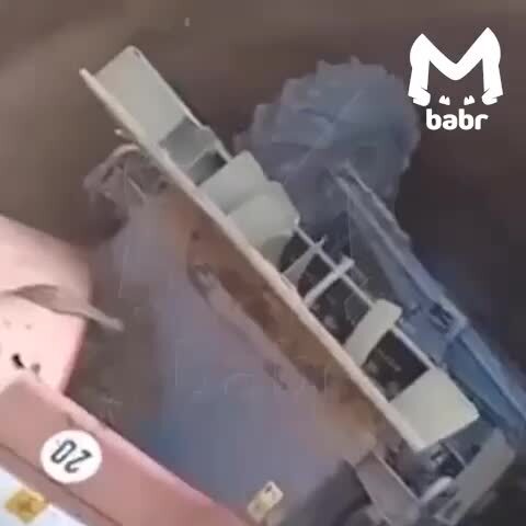 Комбайн провалился под землю во время уборки урожая в Иркутской области