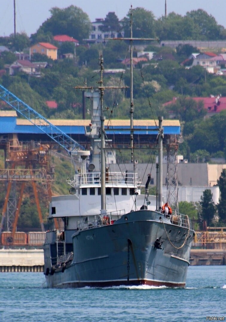 Малый морской танкер "Истра" Черноморского флота РФ на ходу в бухте Севастопо...