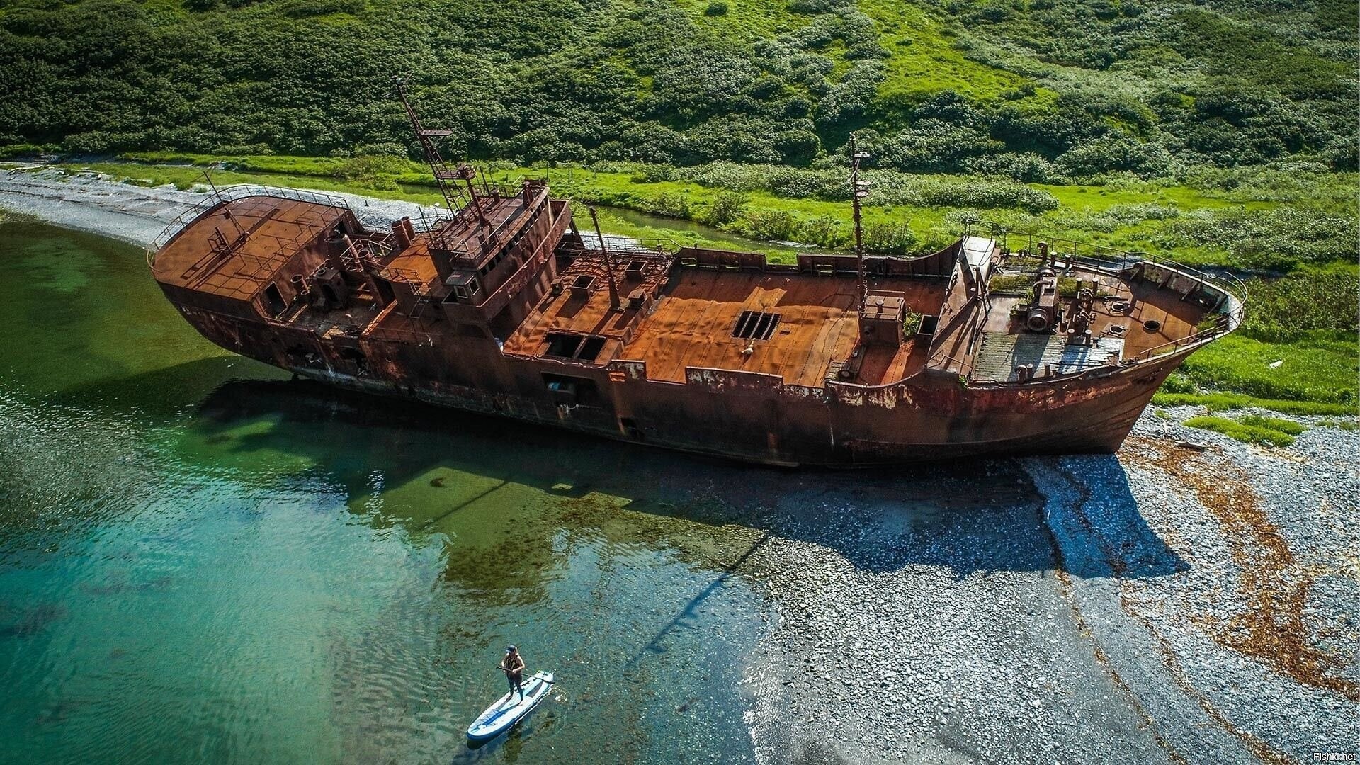 Китобойная шхуна в бухте Моржовая, Камчатка