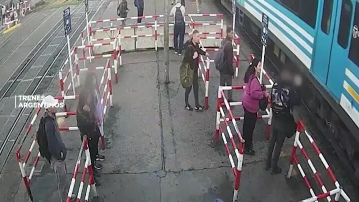 Опасности перехода железнодорожных путей с телефоном на примере Аргентины