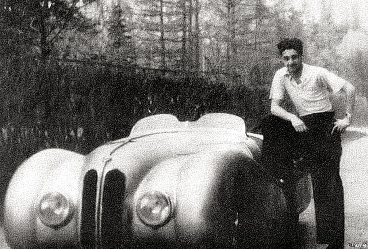 СССР, 1946, Алексей Микоян на фоне своей спортивной BMW