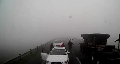 Гениальная мысль — встать на аварийку посреди полосы во время тумана