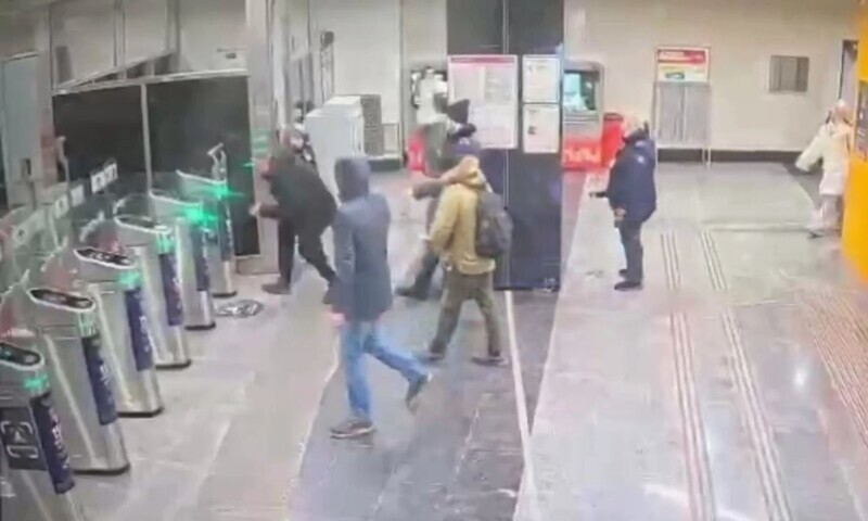 Пьяный торопыга разбил створку турникета на станции метро в Москве