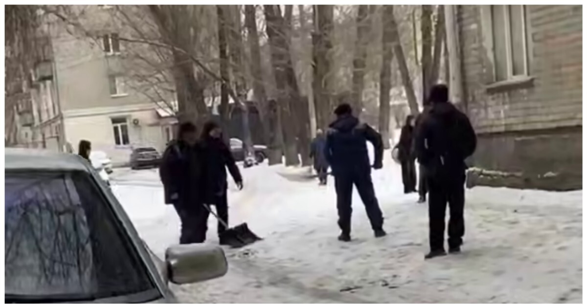 В Кургане рабочие не поделили лопату