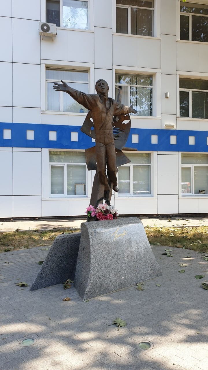 В Одессе нацистские ублюдки снесли памятник Высоцкому