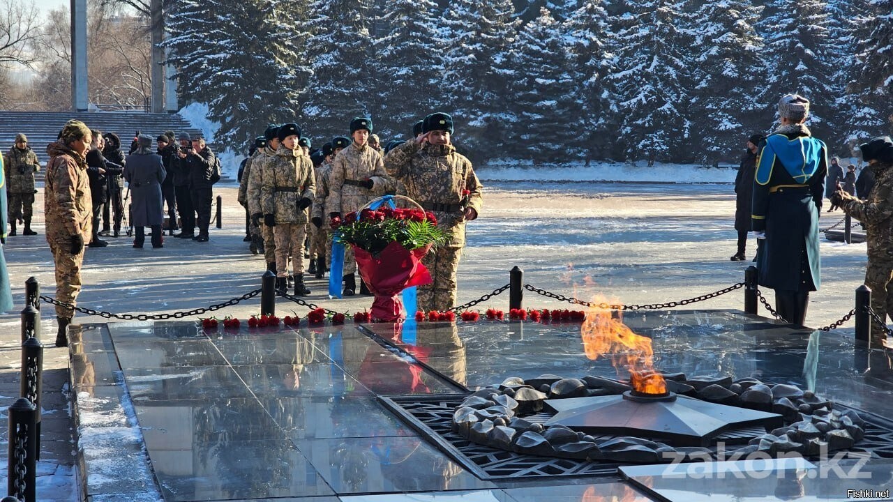 Венки к Вечному огню возложили в Алма-Ате