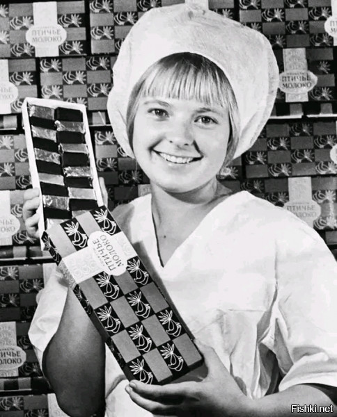 
На фотографии изображена Анна Чулкова — мастер конфетного цеха кондитерской ...