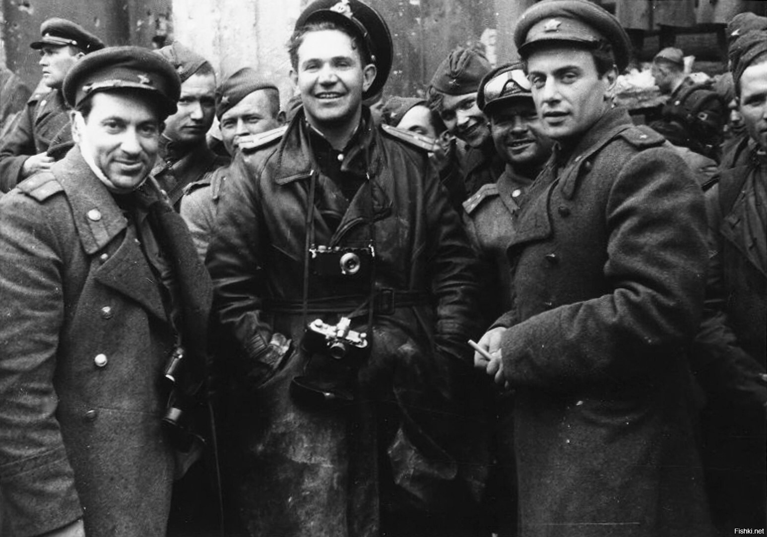 Специальный военный фотокорреспондент газеты «Правда» лейтенант Виктор Антоно...