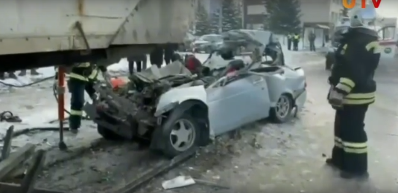 ДТП "Приора" на полной скорости врезается в припаркованную фуру