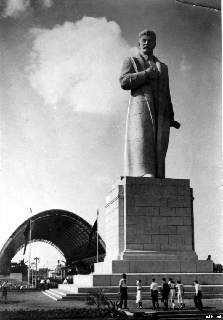 Памятник Сталину на ВСХВ (ныне ВДНХ), 1947 год