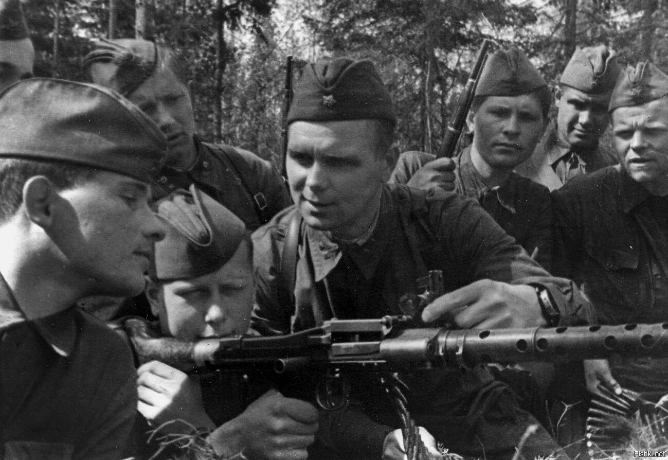 Герой Советского Союза младший политрук Александр Андреевич Калинин (1910 — 1...