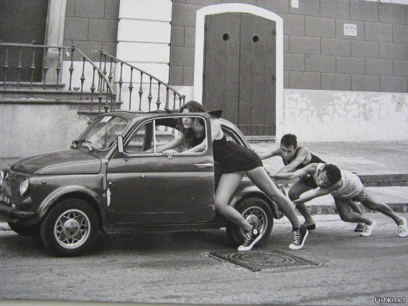Итальянские мачо помогают толкать автомобиль (Fiat 500)