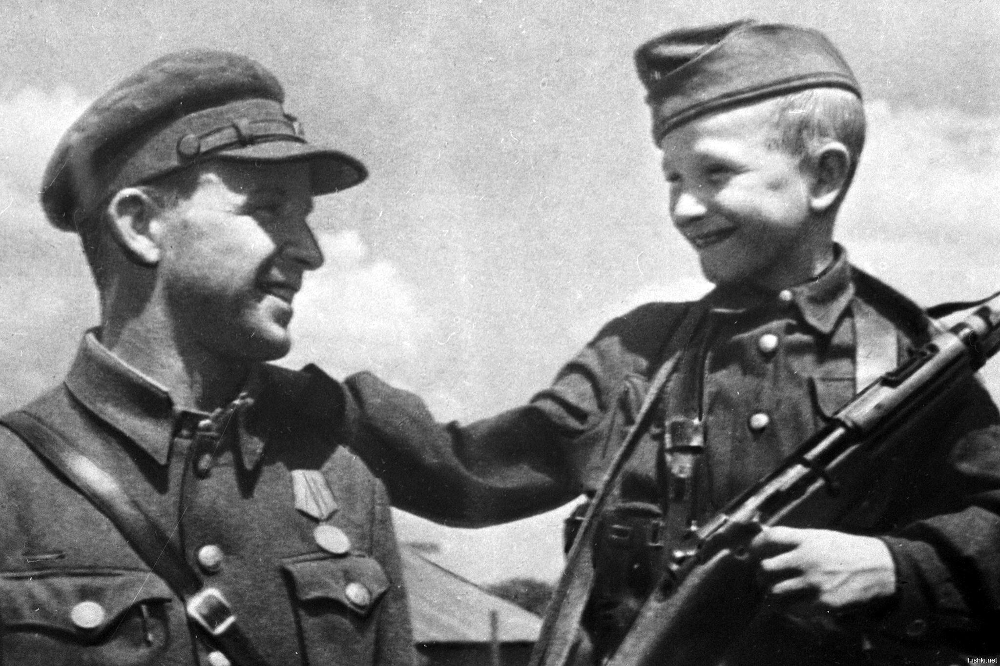Командир партизанской группы Андрей Иванович Волынец (1904 — 1965) со своим с...