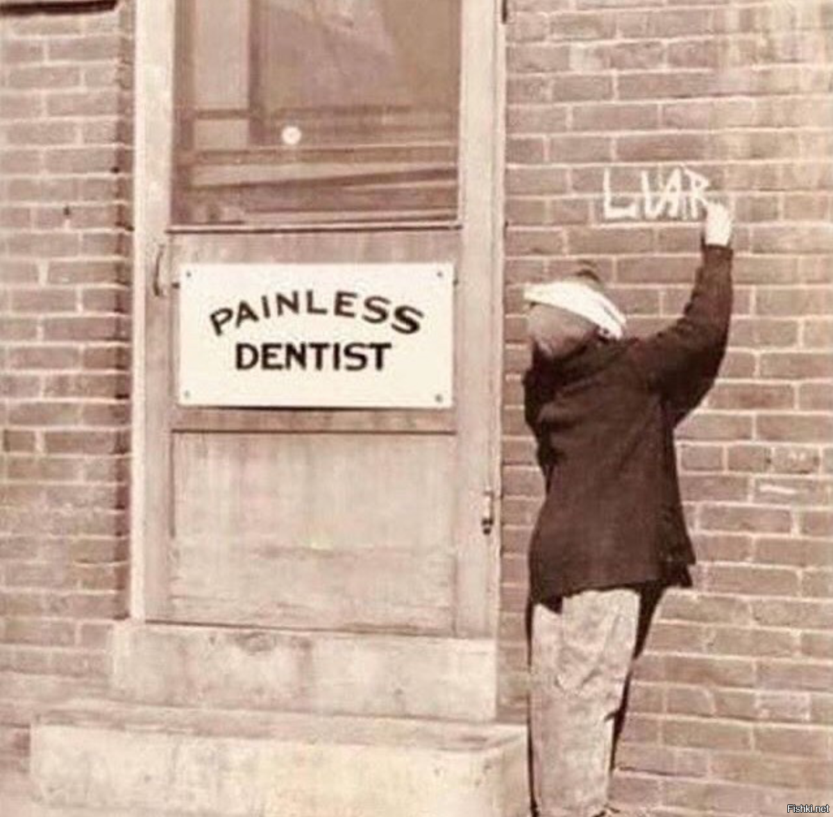 Вывеска гласит "Безболезненный дантист"