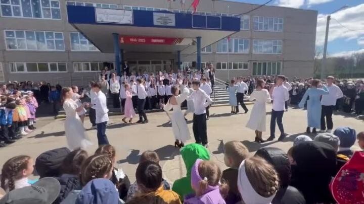 Школа в соседнем дворе