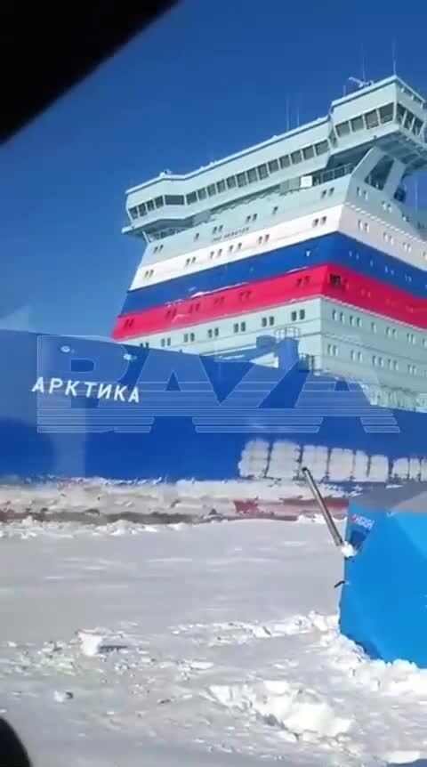 «Корабль идёт, а он спит в палатке» — атомный ледокол чуть не снёс рыбака (вн...