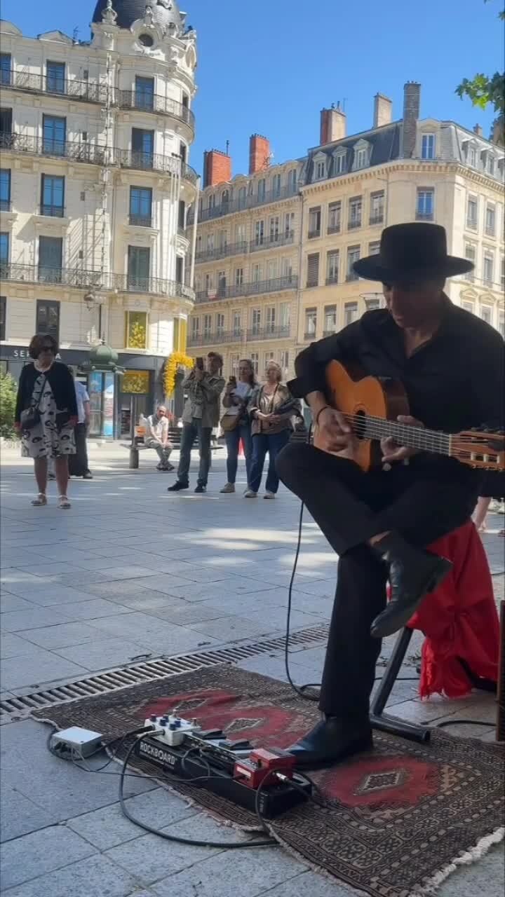 Душевно играет