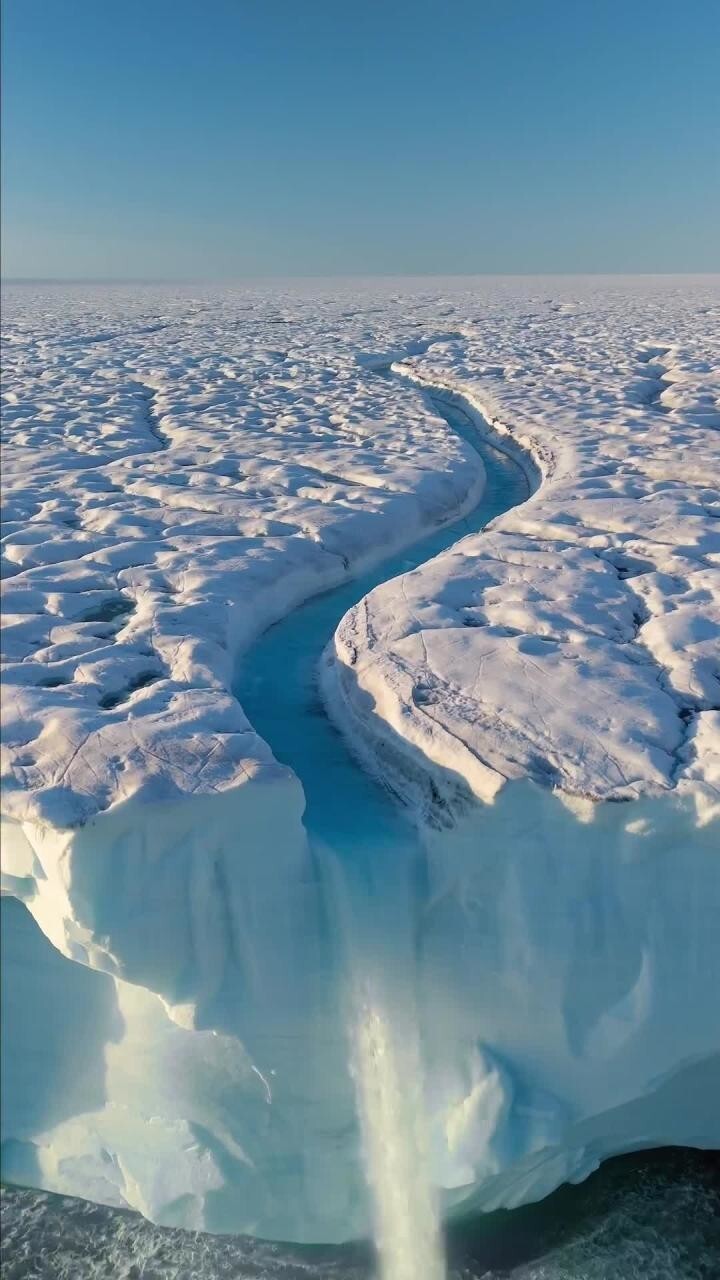 Ледниковый водопад в Антарктиде