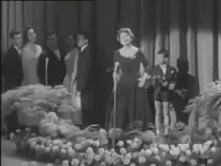 Победительница первого Евровидения  1956 года в Лугано Лиз Ассия из Швейцарии...