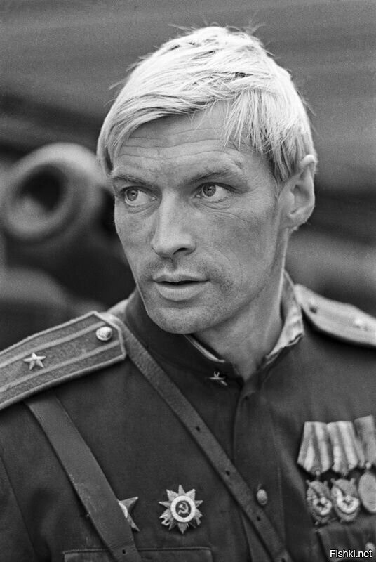 Олялин,поистине играл роль солдата