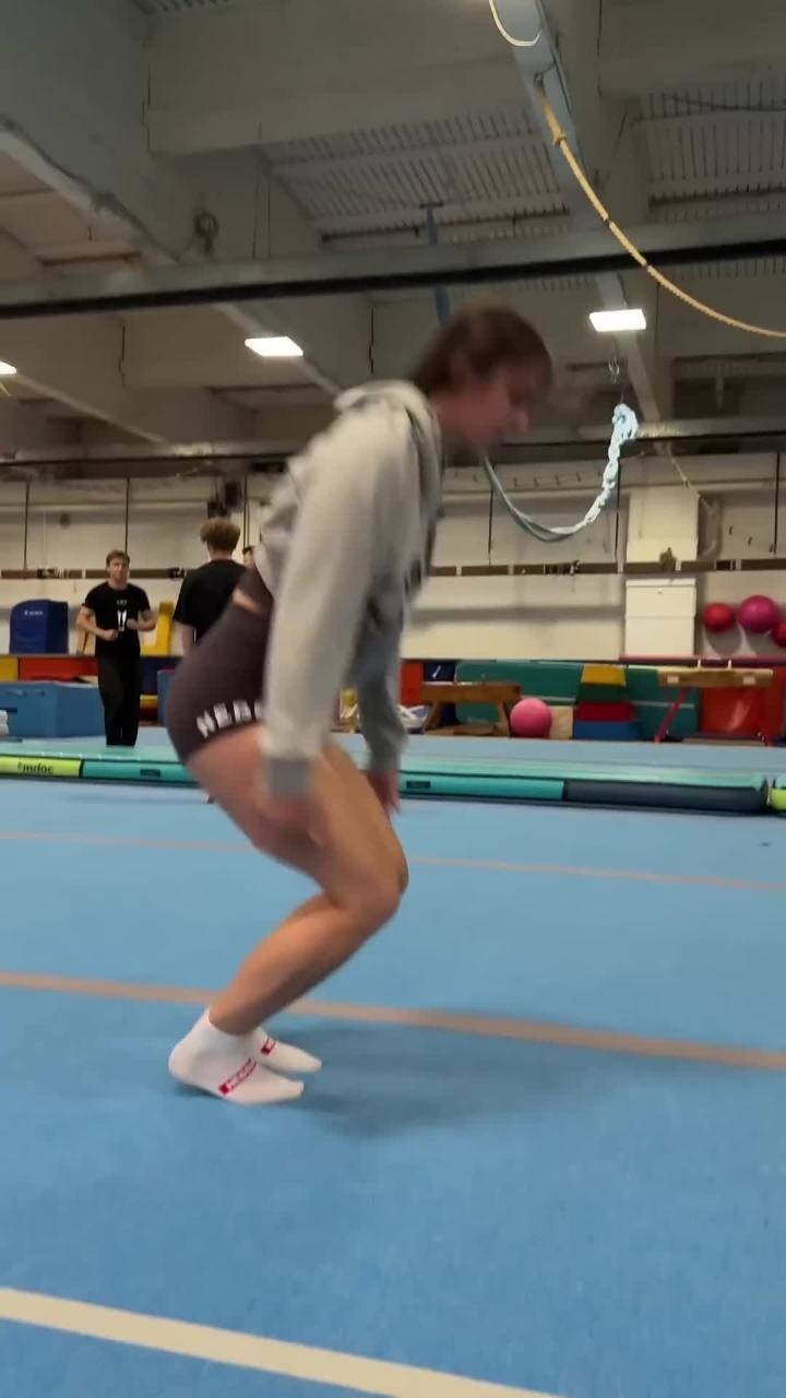 Хорошенькая)