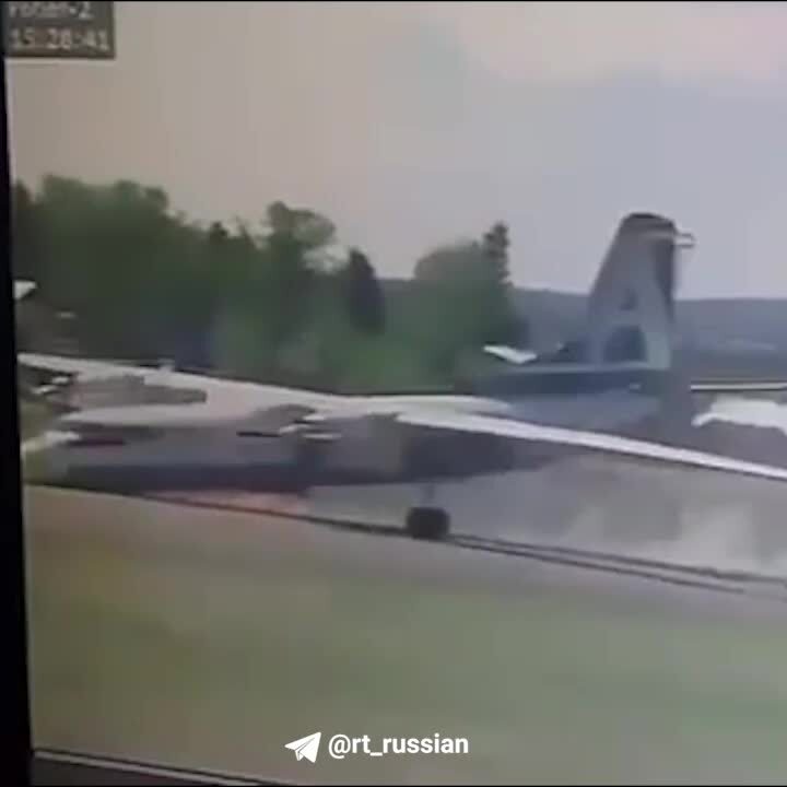 Момент жёсткой посадки самолёта Ан-24 в Иркутской области