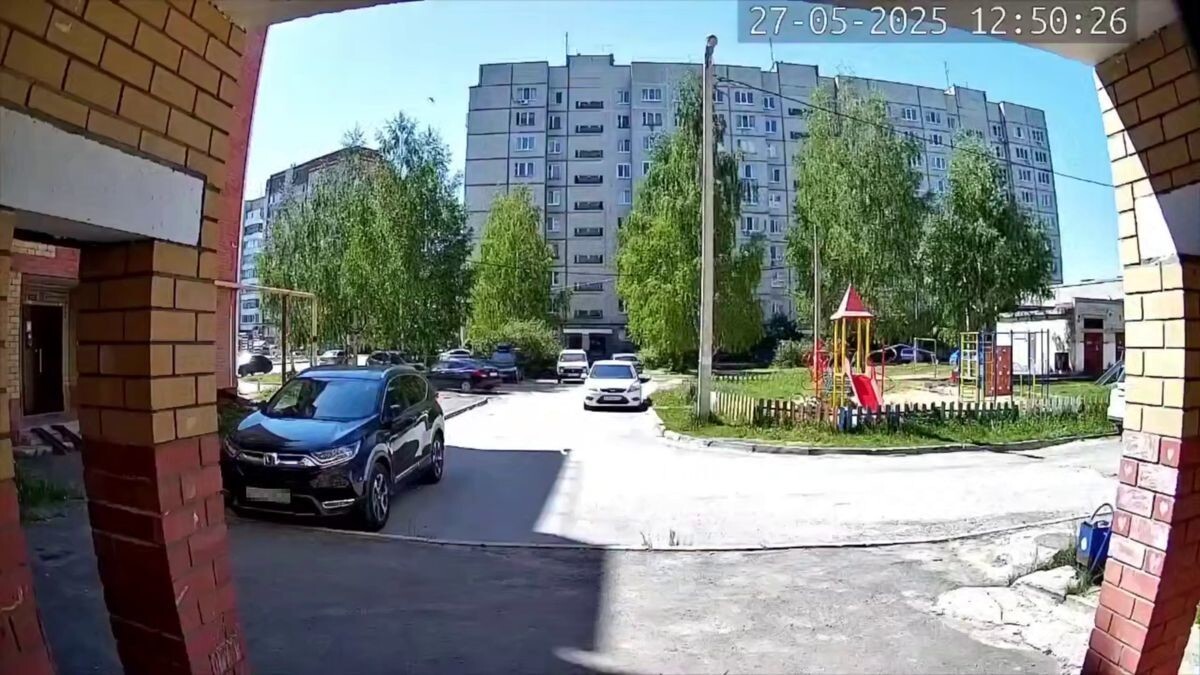 Фонтан воды в несколько метров забил в российском дворе