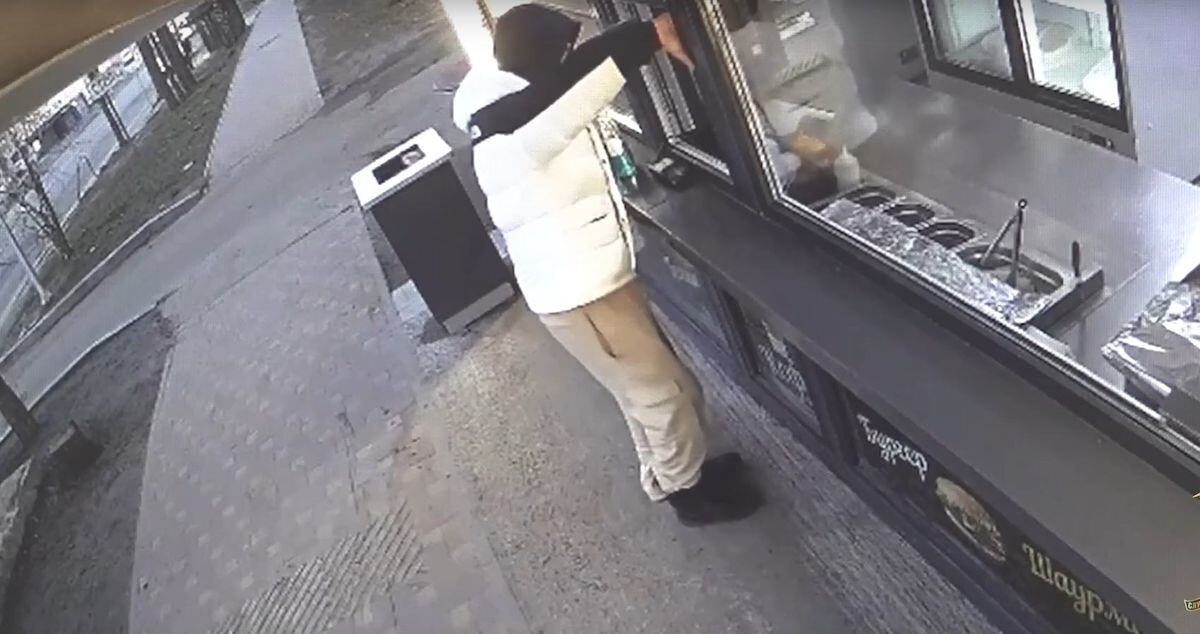 Кража денег из киоска с шаурмой попала на видео