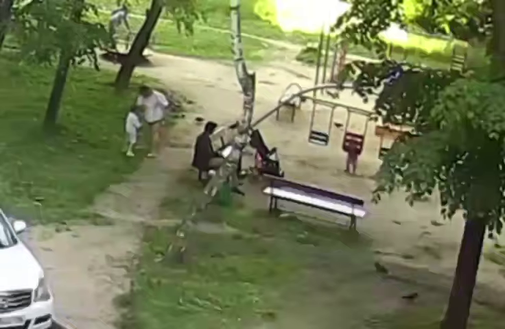 В Казани мать избила своих детей за то, что те испачкались