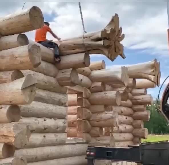 Процесс стройки дома из брёвен