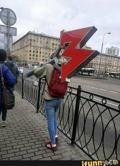 Риелтор идёт показывать квартиру в 5 мин от метро
