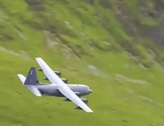 Низковысотные полёты C-130 Hercules для тренировки по уклонению от ПВО