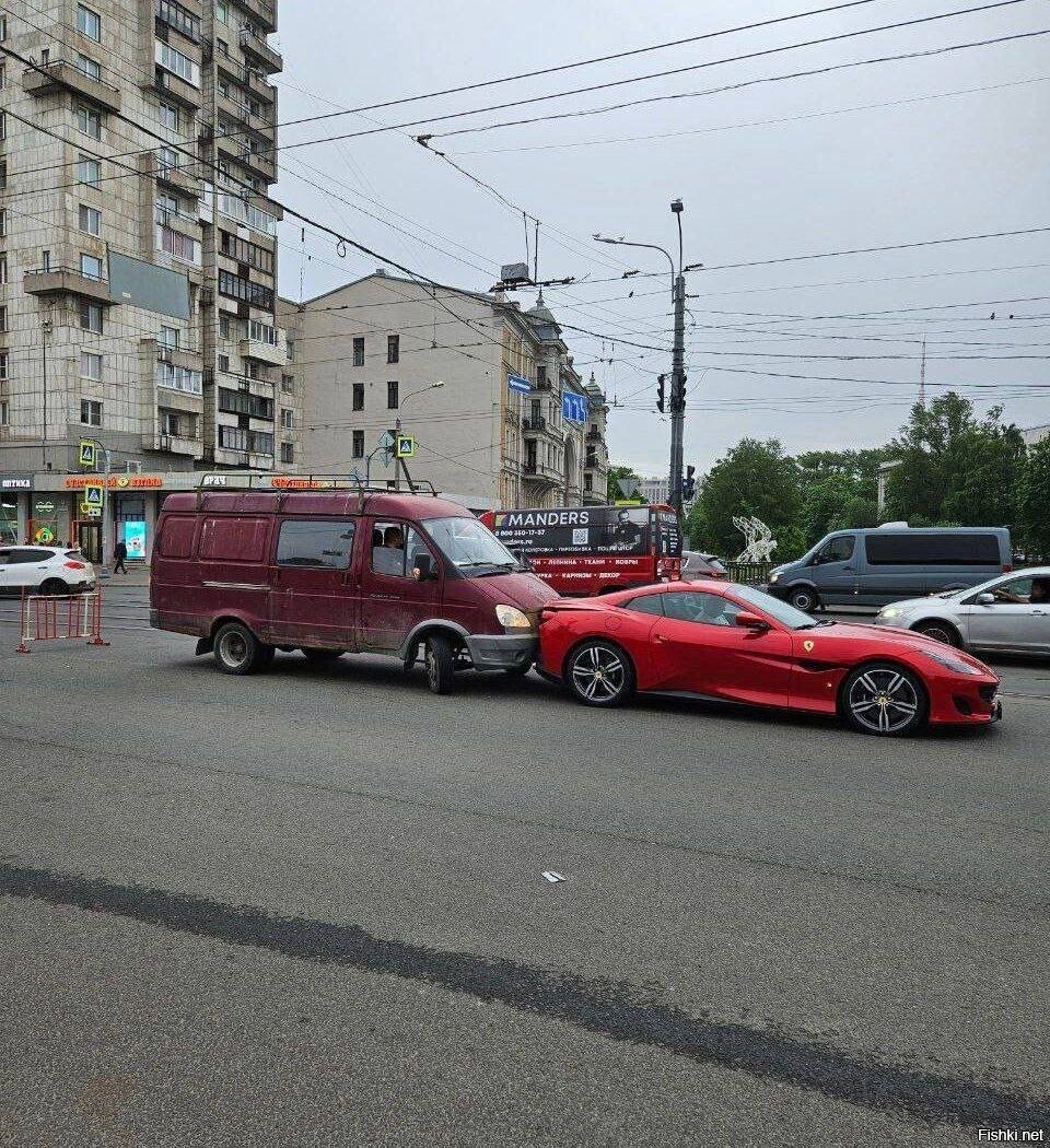 Фото, которое делает больно: в Питере «Газель» врезалась в «Феррари» стоимост...