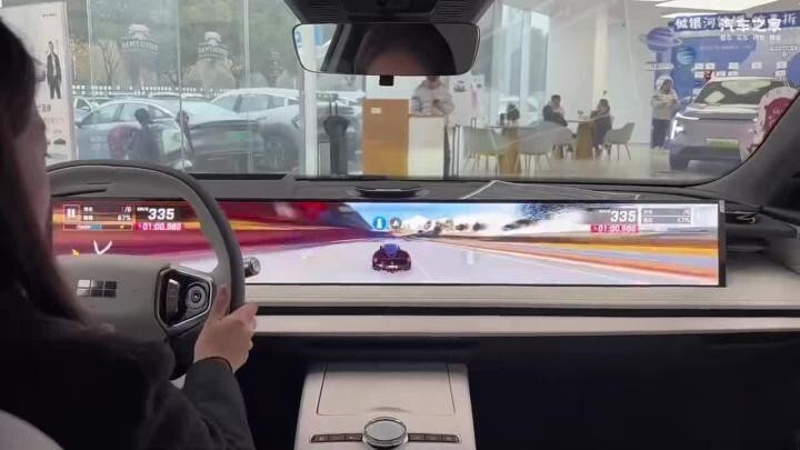 В новом электромобиле от Geely установили огромный встроенный дисплей, на кот...