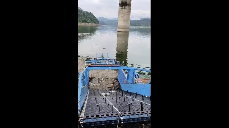 Уборка мусора на реке