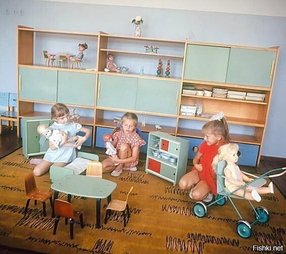 Девочки играют в куклы