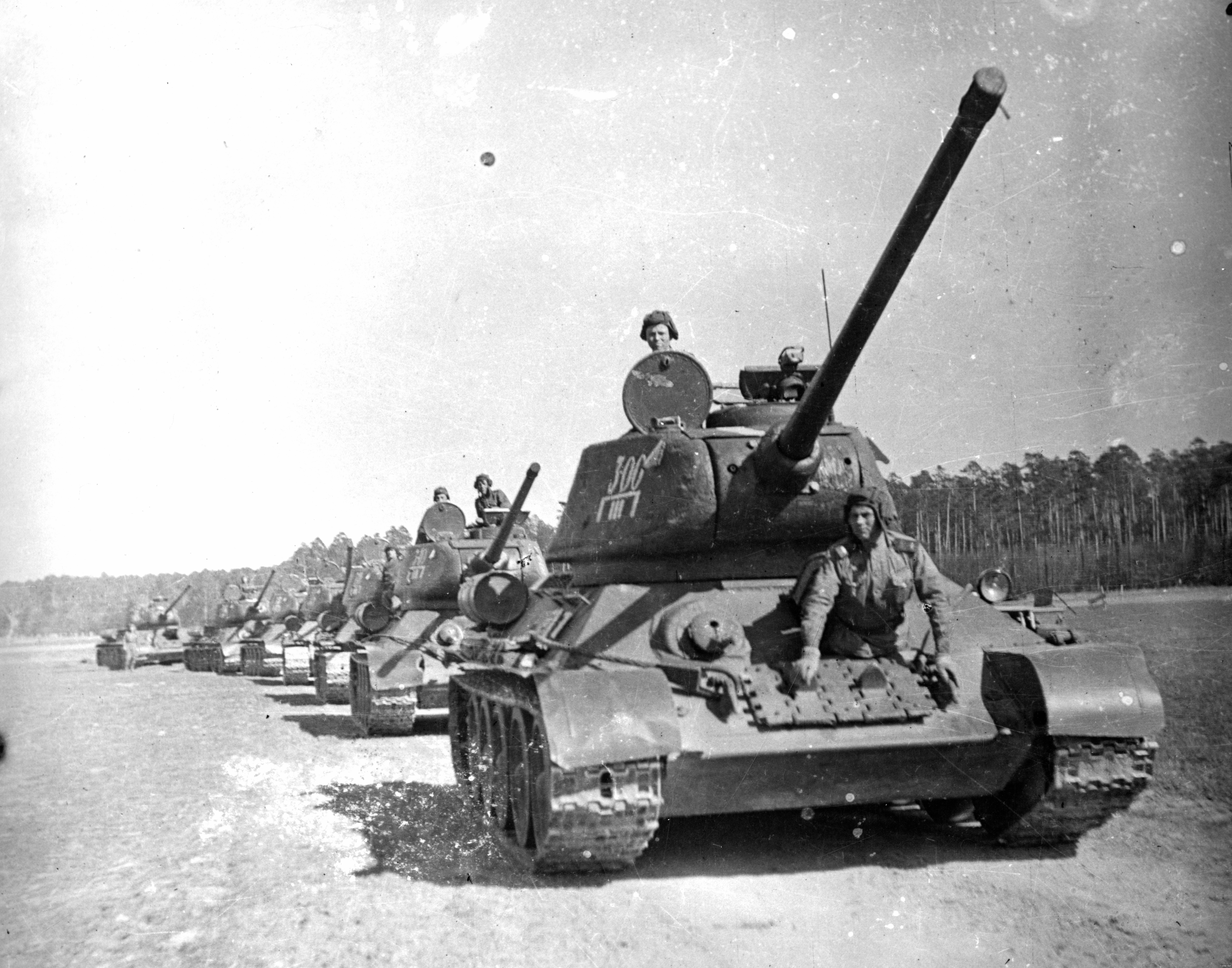 Танки Т-34-85 3-го батальона 63-й гвардейской Челябинской танковой бригады 10...