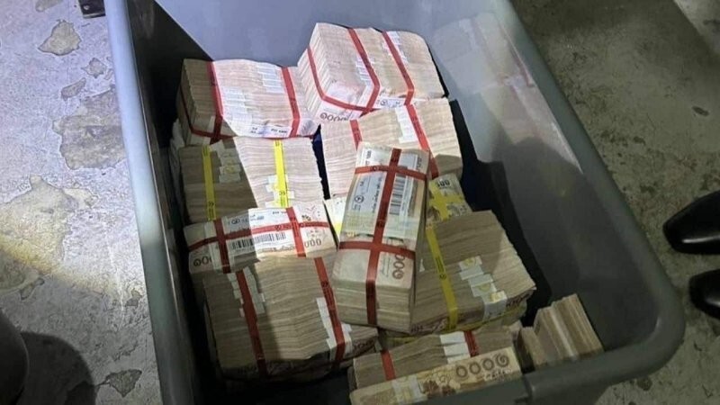 Возле лифта была оставлена пластиковая коробка с крупной суммой наличных