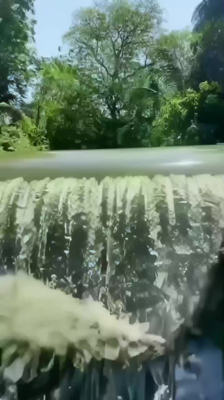 Что происходит с водой, когда она срывается вниз
