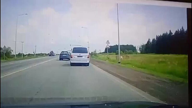В Татарстане водитель решил нагло подрезать минивен, объезжая пробку по обочи...