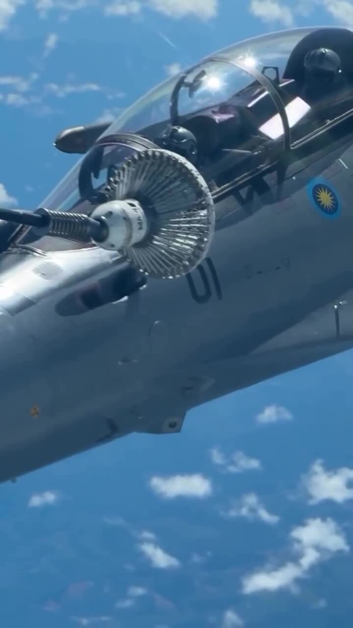 Boeing KC-135 Stratotanker производит дозаправку в воздухе трех истребителей ...