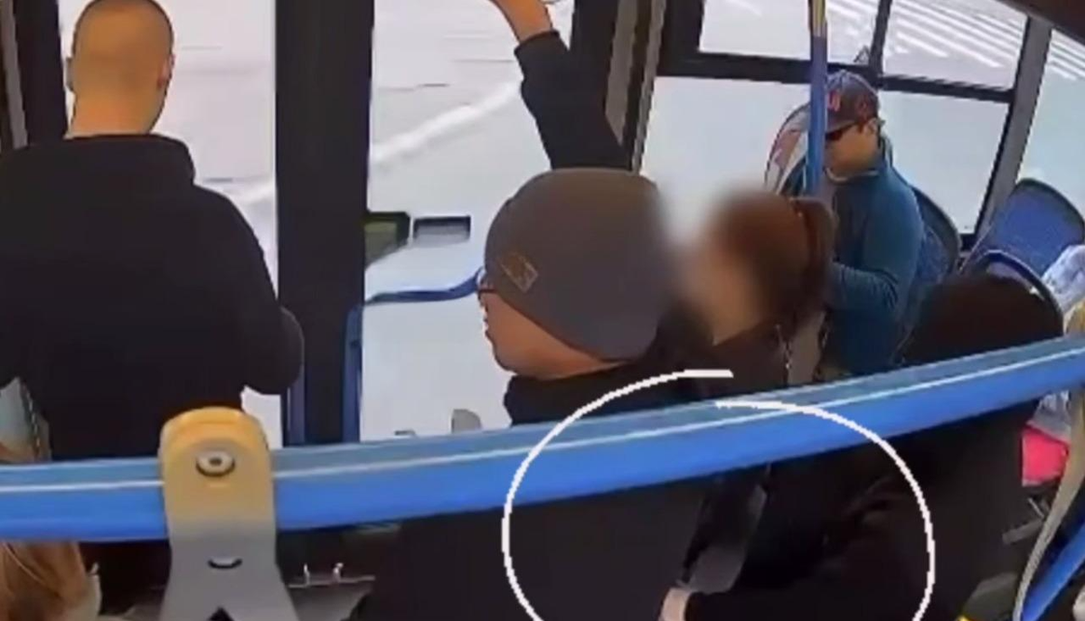 Карманник украл телефон у девушки в автобусе