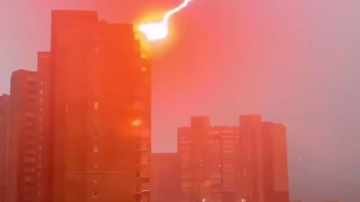 Удар молнии в высотное здание в Красноярске