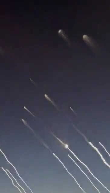Пилот коммерческого самолета заснял над Дубаем запуск до 20 иранских баллисти...