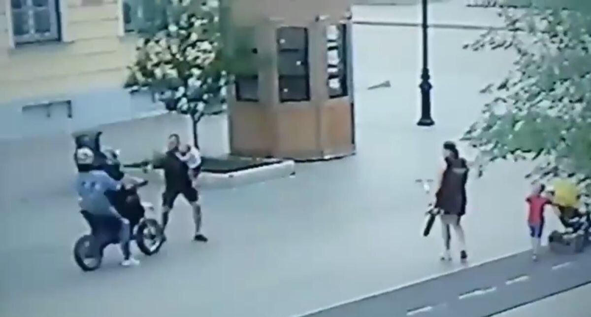 Мужчина с ребёнком на руках попытался остановить питбайк