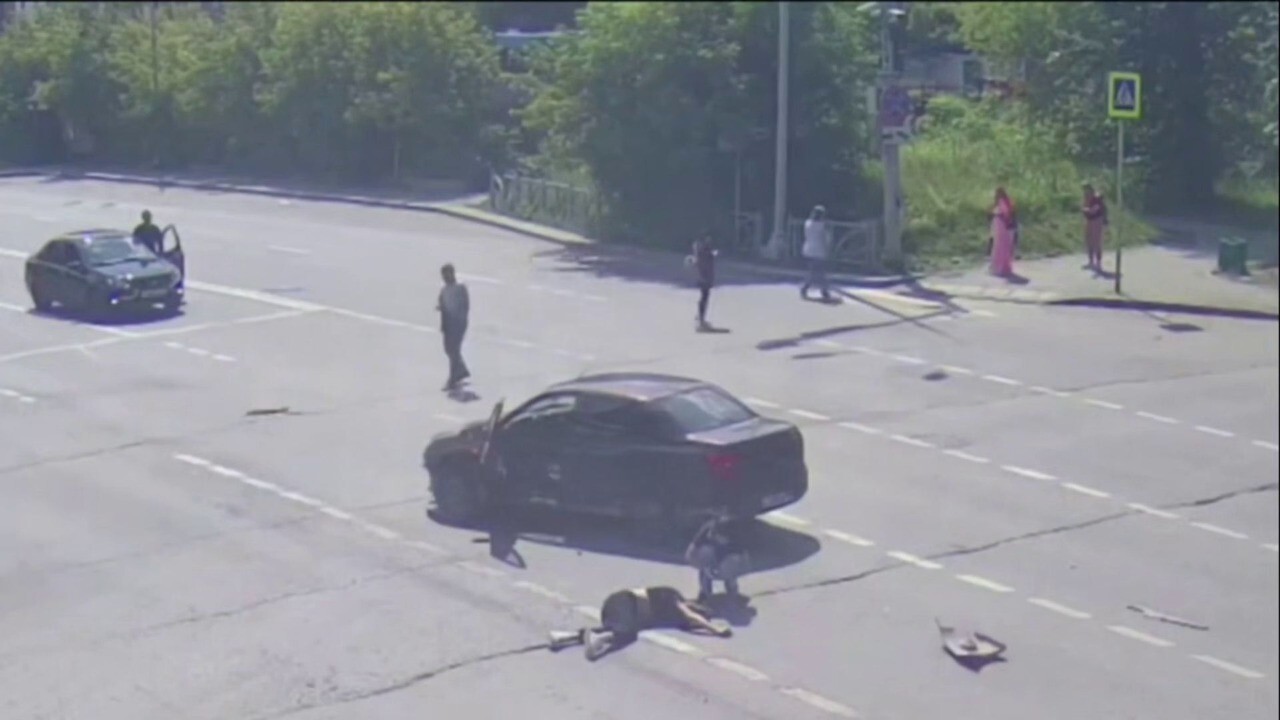 В Екатеринбурге автоледи, пытаясь проскочить на желтый сигнал светофора, на большой скорости сбила самокатчика