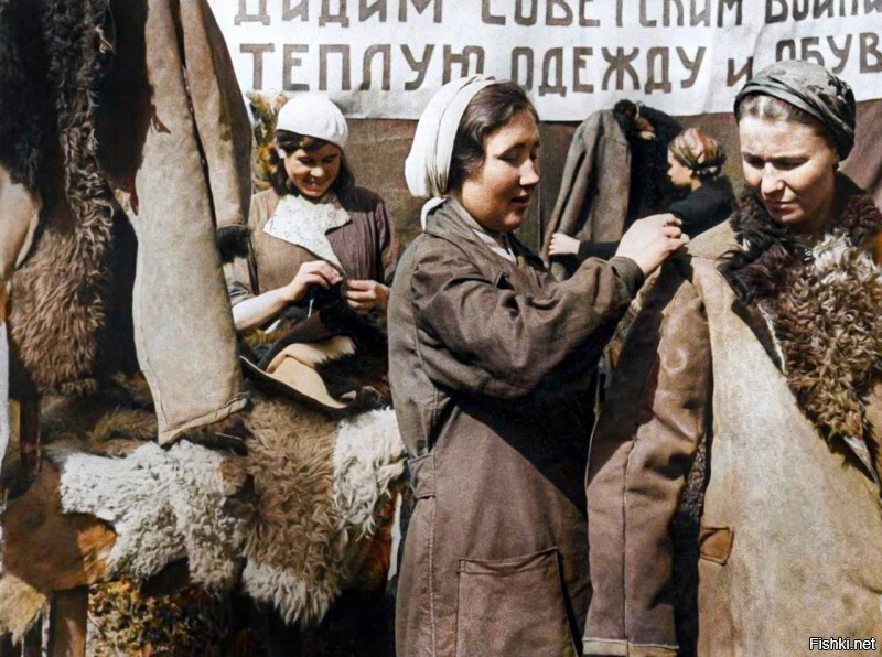 Женщины на производстве полушубков для фронта